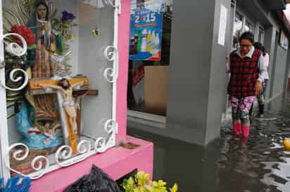 Caos. La presencia de lluvia en varias zonas de la Ciudad de México provocó inundaciones en diversos puntos.