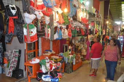 Afluencia. Locatarios esperan que por los festejos de los 110 años y las fiestas patrias, las ventas en el mercado puedan mejorar. (ANGÉLICA SANDOVAL)