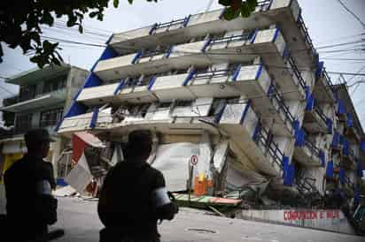 Derrumbe. Militares observan el hotel “Ane Centro”, afectado por un sismo en el municipio de Matías Romero, Oaxaca.