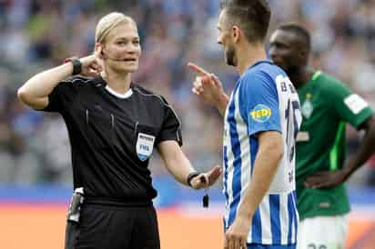 Bibiana Steinhaus, primer árbitro mujer en la Bundesliga alemana. (AP)