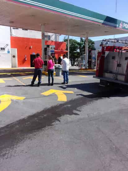 Simulacro. Se realizó un simulacro en una gasolinera donde fueron evacuados cuatro trabajadores. (EL SIGLO DE TORREÓN)