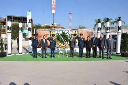 Autoridades municipales, cívicas y militares positaron una ofrenda floral. (FERNANDO COMPEÁN)