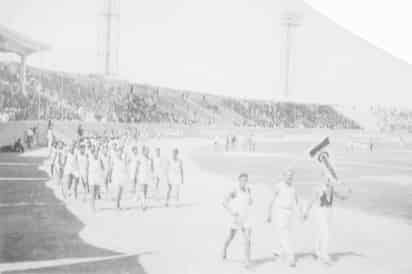 Inauguración. El 15 de septiembre de 1932 se abrió la magna obra, con un desfile de atletas y soldados, charros, escolares y motos. 