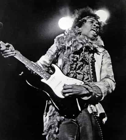 Jimi era musicalmente empírico, esto significa que no tenía estudios clásicos serios sobre teoría musical. Sin embargo, esto no fue impedimento para lograr generar una musicalidad muy alegórica llena de expresiones orgánicas. (AP)