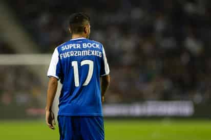 Los jugadores mexicanos del Porto salieron a la cancha co la leyenda 'Fuerza México' en sus espaldas, en la foto se muestra a Jesús 'Tecatito' Corona. (EFE)