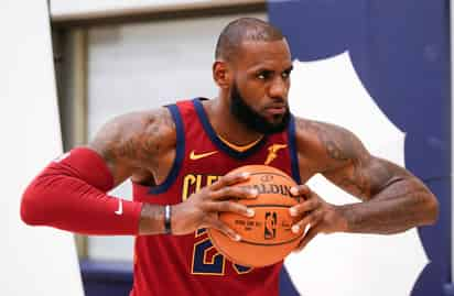 LeBron James dijo ayer que le gustaría seguir con los Cavaliers de Cleveland. (AP)