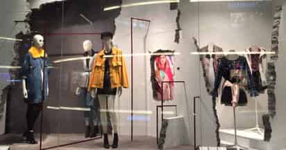 Bershka respondió a una usuaria que condenó los hechos como de mal gusto, que quitarán de inmediato los escaparates de su nueva temporada. 