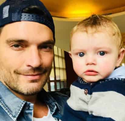 Juntos. El actor Julián Gil convivió por una hora con su hijo Matías.