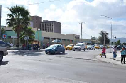 'Invadidos'. Vecinos de Torreón Jardín quieren poner rejas para impedir algunos accesos a su colonia, a la altura del IMSS. (FERNANDO COMPEÁN)