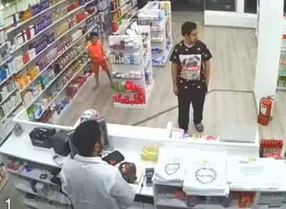 Toma el dinero mientras el empleado está distraído. (YOUTUBE)