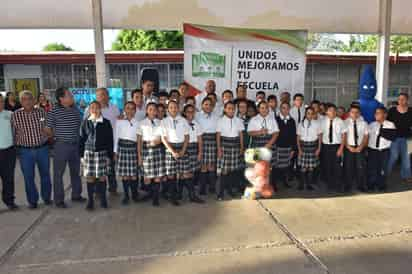 En el evento se entregó material deportivo a los alumnos de sexto año, así como una dotación de árboles que serán empleados para reforestación, además de un reconocimiento al equipo femenil de basquetbol de esta escuela, que obtuvo el segundo lugar en la eliminatoria regional. (EL SIGLO DE TORREÓN)