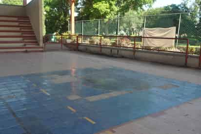 Daños. La cancha de basquetbol fue la más dañada tras la intensa lluvia del 10 de octubre. (GUADALUPE MIRANDA)