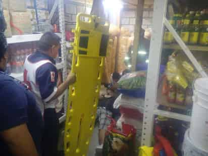 Atrapados. Trabajadores de bodega del Mercado de Abastos terminan bajo bultos y tarimas, están internos en la Cruz Roja. (CORTESÍA) 