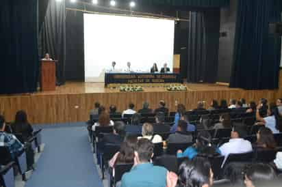 Festejos. Salvador Chavarría Vázquez, director de la Facultad de Medicina, fue el encargado de dar el mensaje de bienvenida. (ANGÉLICA SANDOVAL)