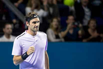 Roger Federer tuvo que venir de atrás para derrotar 4-6, 6-1, 6-3 a Adrian Mannarino. (EFE)