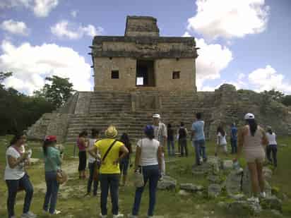 Belleza. Además de su cultura, tradiciones y gastronomía, Yucatán se distingue también por sus vestigios arqueológicos, donde Dzibilchaltún, también conocido como una gran zona arqueológica.