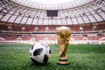 La compañía recordó que el Telstar original 'es uno de los balones de fútbol más emblemáticos de todos los tiempos, por lo que crear el 18 y mantenerse fiel al modelo original 'supuso un reto realmente apasionante'. (TWITTER)