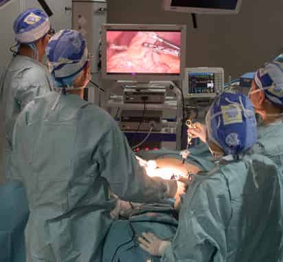 Este procedimiento quirúrgico tiene como propósito realizar la operación de órganos sin abrir el abdomen, y para ello se hacen una o varias pequeñas incisiones de un centímetro o menos para introducir instrumentos para micro cirugía, así como una pequeña cámara que permite visualizar el interior del cuerpo a través de un monitor. (ARCHIVO)
