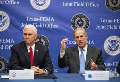 Atención. El vicepresidente de EU, Mike Pence, fue acompañado por el gobernador de Texas, Greg Abbott. (AP)