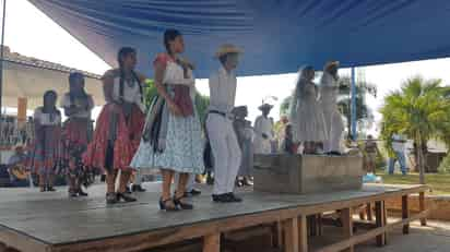 Es muy natural verlo bailar y tocarse en bodas y fiestas de los pueblos afromexicanos. (NOTIMEX)