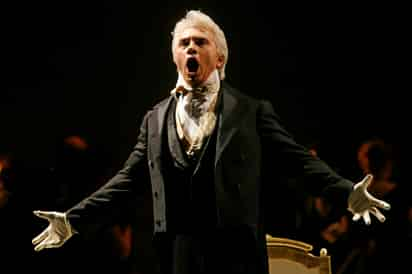 Por otro lado, la Ópera del Met homenajeó al barítono con un video. 'En cariñoso homenaje a Dmitri Hvorostovsky, uno de los artistas más grandes y valientes que ha pisado nuestro escenario'. (AP)