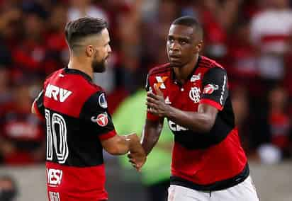 Juan celebra con su compañero de equipo Diego. Flamengo remonta en la Sudamericana