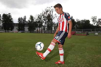 Rubén González tiene 23 años de edad y se desempeña como mediocampista de contención. El jugador inició su carrera profesional con el Club Deportivo Guadalajara, donde debutó en primera división en el Clausura 2013 ante León. (ESPECIAL)