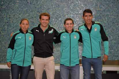 El estratega junto a su cuerpo técnico, fue presentado este mediodía en el Auditorio Orlegi del TSM, por el Vicepresidente de Futbol del conjunto verdiblanco, José Riestra. (ERNESTO RAMÍREZ)