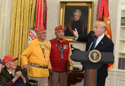 Polémico. Trump generó una nueva controversia al llamar 'Pocahontas' a una legisladora demócrata en una ceremonia donde un grupo de veteranos de guerra indígenas. (AP)