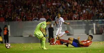 Emmanuel Gigliotti (d) de Independiente anota su gol, una semifinal de la Copa Sudamericana 2017. Independiente llega a la final