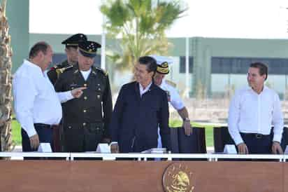 Acto oficial. El presidente Enrique Peña Nieto (c) inauguró ayer la XI Brigada de la Policía Militar en San Pedro. En la imagen aparece con el gobernador de Coahuila, Rubén Moreira (i); el secretario de Defensa, Salvador Cienfuegos, y el gobernador de Durango, José Aispuro (d). (EL SIGLO DE TORREÓN/FERNANDO COMPEÁN)