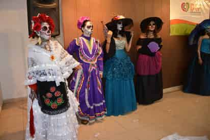 Celebración. Con elegantes vestuarios y coloridos maquillajes, los estudiantes desfilaron en las antiguas instalaciones del DIF. (FERNANDO COMPEÁN)