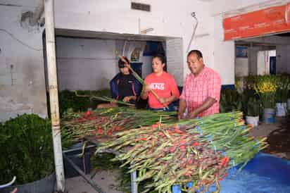 Panorama. Algunos vendedores de flores ven difícil el panorama por incremento en los precios. (EL SIGLO DE TORREÓN/MARY VÁZQUEZ)