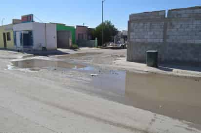 Problemática. La humedad en las calles ha generado varios baches y huecos que ponen en riesgo la circulación vehicular. (ROBERTO ITURRIAGA)