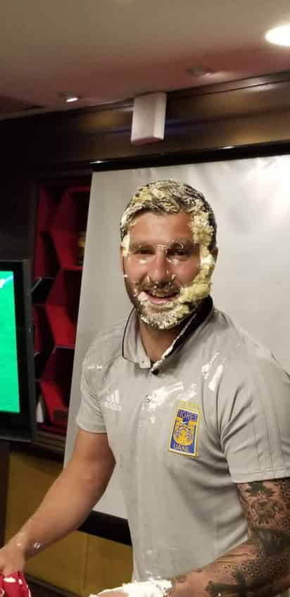 Gignac fue celebrado por sus compañeros con un 'pastelazo'. (TWITTER)