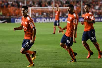 Maximiliano Meza (i) marcó el segundo tanto de Independiente a los 53 minutos. (Jam Media)