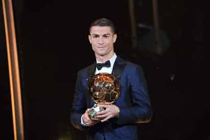 Cristiano Ronaldo alcanza así al argentino del Barcelona, Lionel Messi, con el mismo número de premios para ambos.