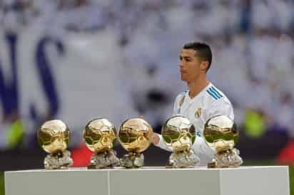 En un acto sencillo y breve, Cristiano presentó sus cinco balones de oro ante su afición, que tardó solo tres minutos en gritar el gol inaugural de Nacho Fernández y celebró a los 23 el tercero del campeonato del astro portugués. (AP) 
