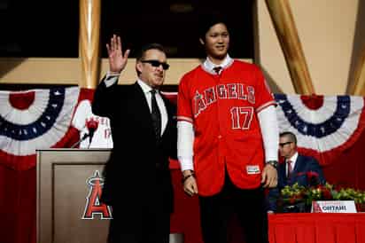 Arturo Moreno (i) dueño de los Angelinos y Shohei Ohtani durante la presentación del beisbolista nipón. (AP)