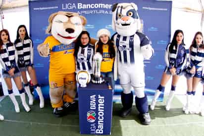 Seguidores se tomaron fotografías con el trofeo de campeón del Torneo de Apertura 2017, que se disputarán hoy Tigres y Rayados. Aficionados de los Rayados y Tigres se toman foto especial