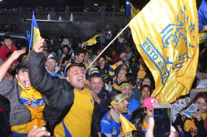 La afición de Tigres festejo hasta altas horas de la noche. (Agencias)
