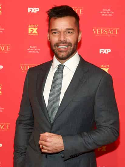 El padre de Ricky Martin, Don Enrique Martin Negroni, quedó legalmente divorciado de Sara de la Fuente tras doce años de matrimonio, revelándose que además interpuso una orden de restricción contra ella. (AP)