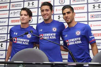 Aunque los tres posaron con su nueva camiseta, el directivo explicó que por el momento no se tenían dispuestos los números que portaría cada uno.