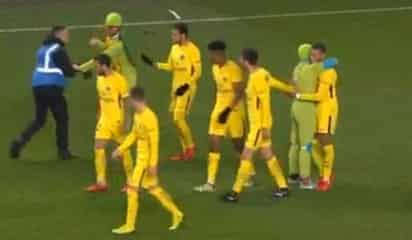 El par de aficionados saltó a la cancha vestido de 'tortugas ninja', apodo que han puesto a Mbappé dentro del vestidor parisino, para celebrar con él. (Especial)