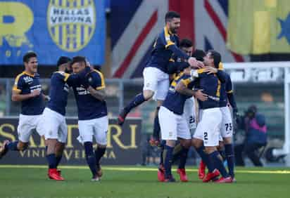 Los jugadores del Hellas Verna celebran luego de marcar el primer tanto del juego. (EFE)