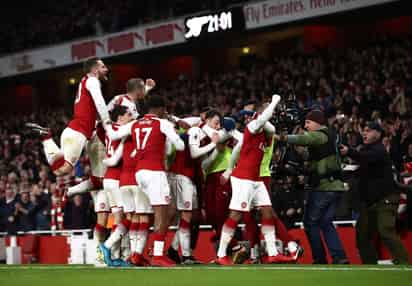 Arsenal anotó tres tantos en cinco minutos para venir de atrás ante Liverpool, pero no pudieron conservar la ventaja y empataron a tres tantos. (AP)