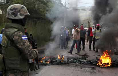 Protestas. Los cuerpos de seguridad también desalojaron a un grupo de manifestantes que intentó bloquear la salida hacia el norte del país.