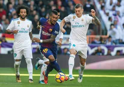 El centrocampista brasileño del FC Barcelona, Paulinho Bezerra (c), y el alemán del Real Madrid, Toni Kroos. (EFE)