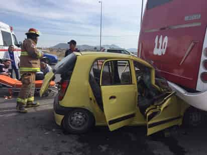 Accidente. Dos hombres terminaron prensados luego de chocar. (EL SIGLO DE TORREÓN)