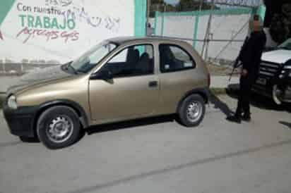 Recuperación. Desmantelado y abandonado, agentes recuperan auto robado en Gómez Palacio. (EL SIGLO DE TORREÓN)